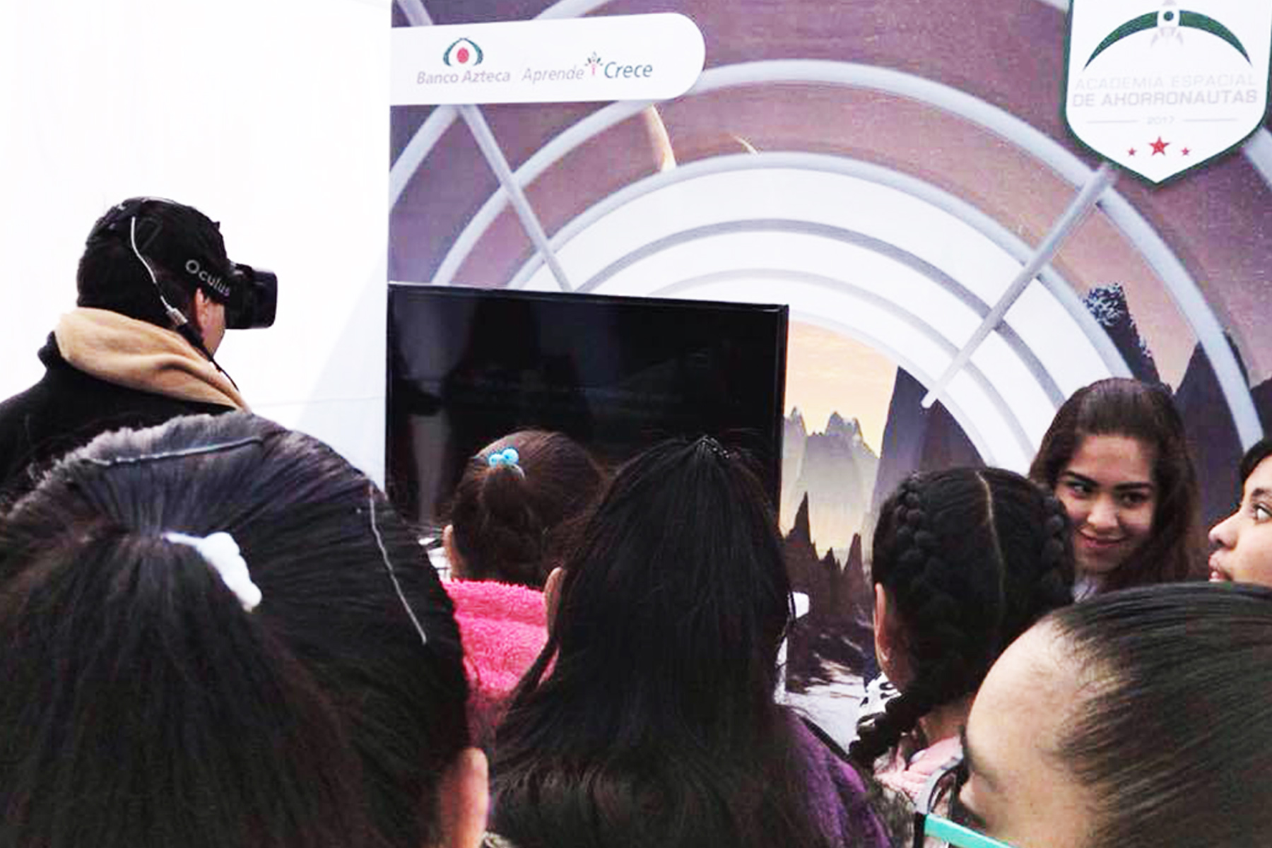 Estudiantes CONALEP jugando con realidad virtual