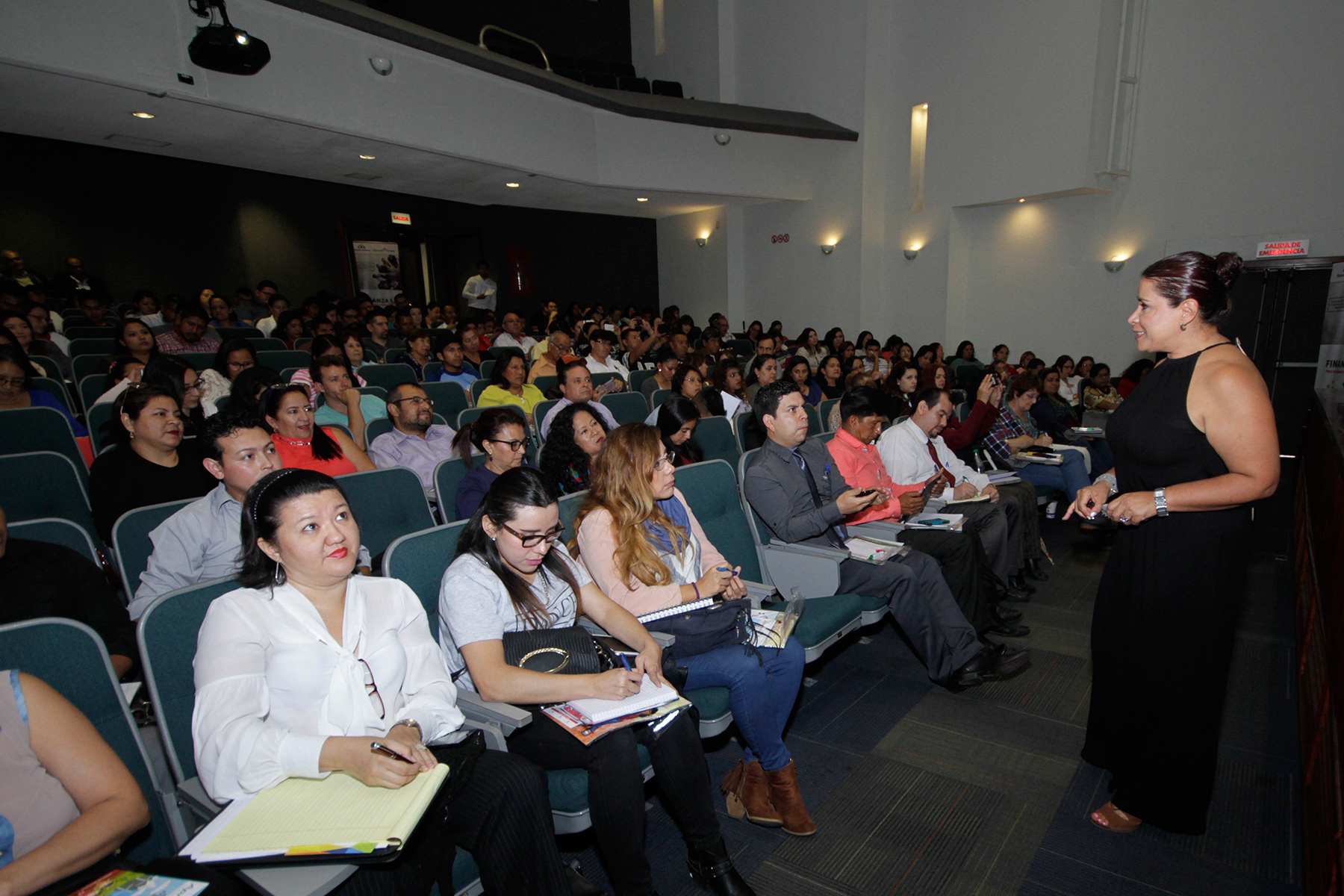 Mujeres tomando capacitación