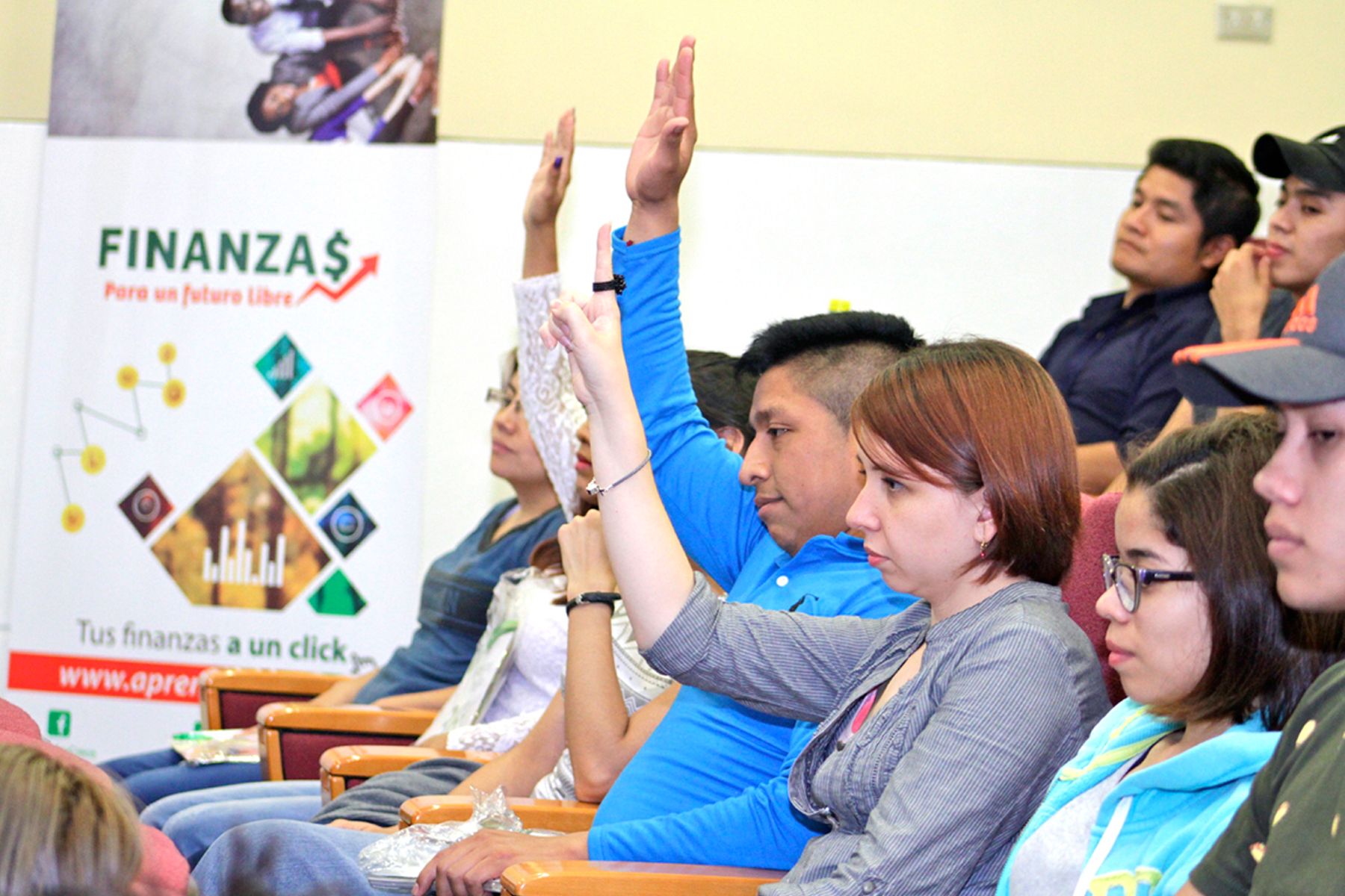 Jóvenes participando