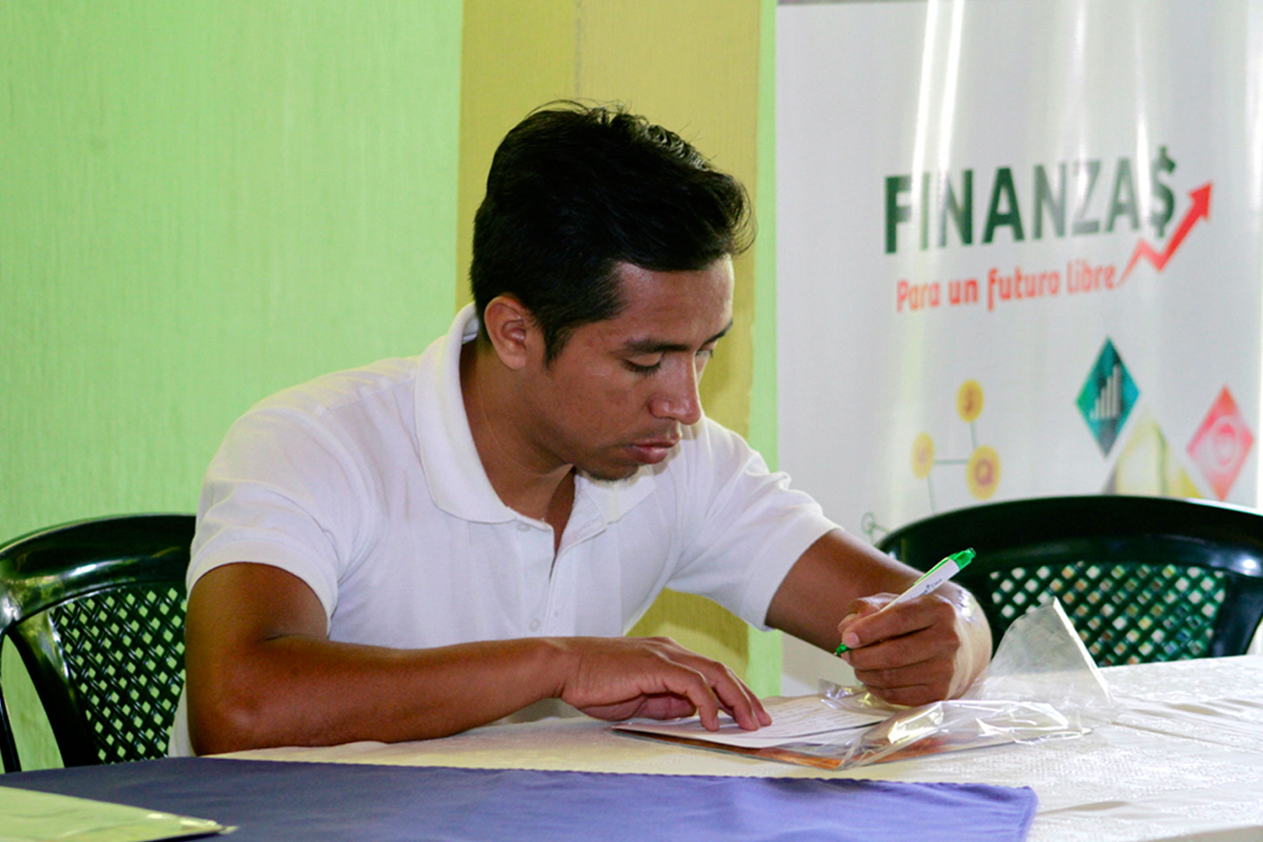 Estudiante escribiendo