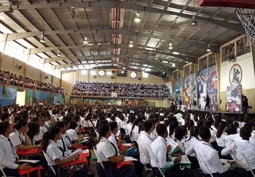 Auditorio lleno con más de 1600 niños recibiendo capacitación a travésd e obra musical