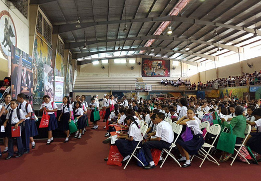 Foto de niños de frente celebrano por la educación financiera