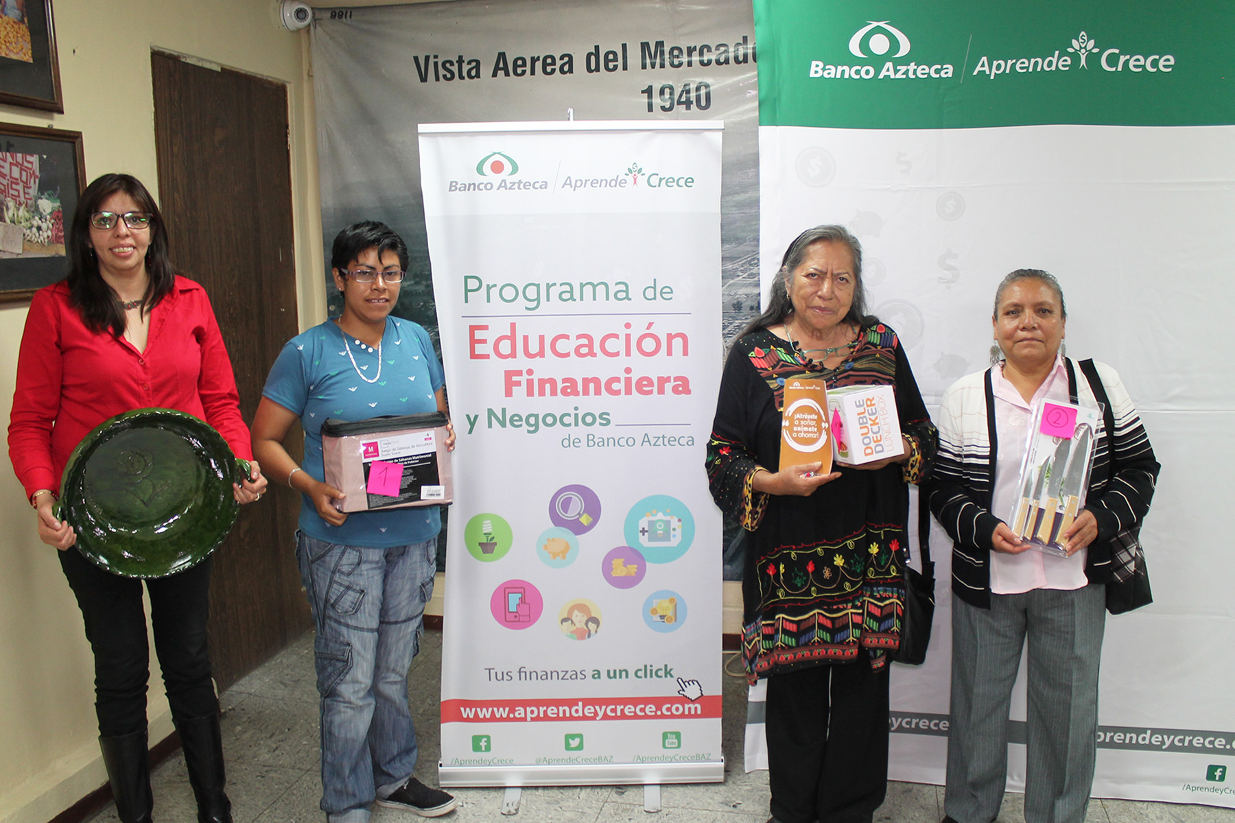 Mujeres recibiendo sus premios