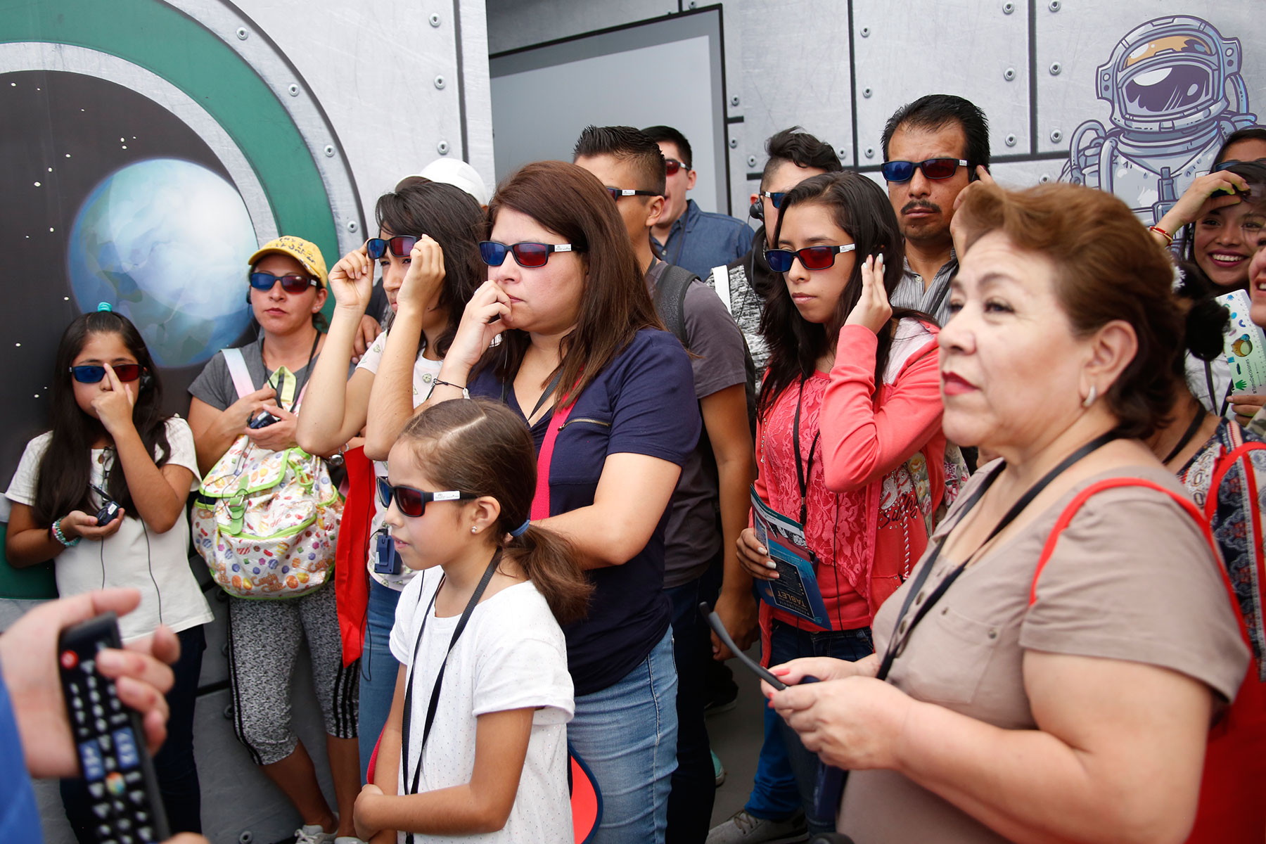 Familia en el stand de Banco Azteca SNEF 2017