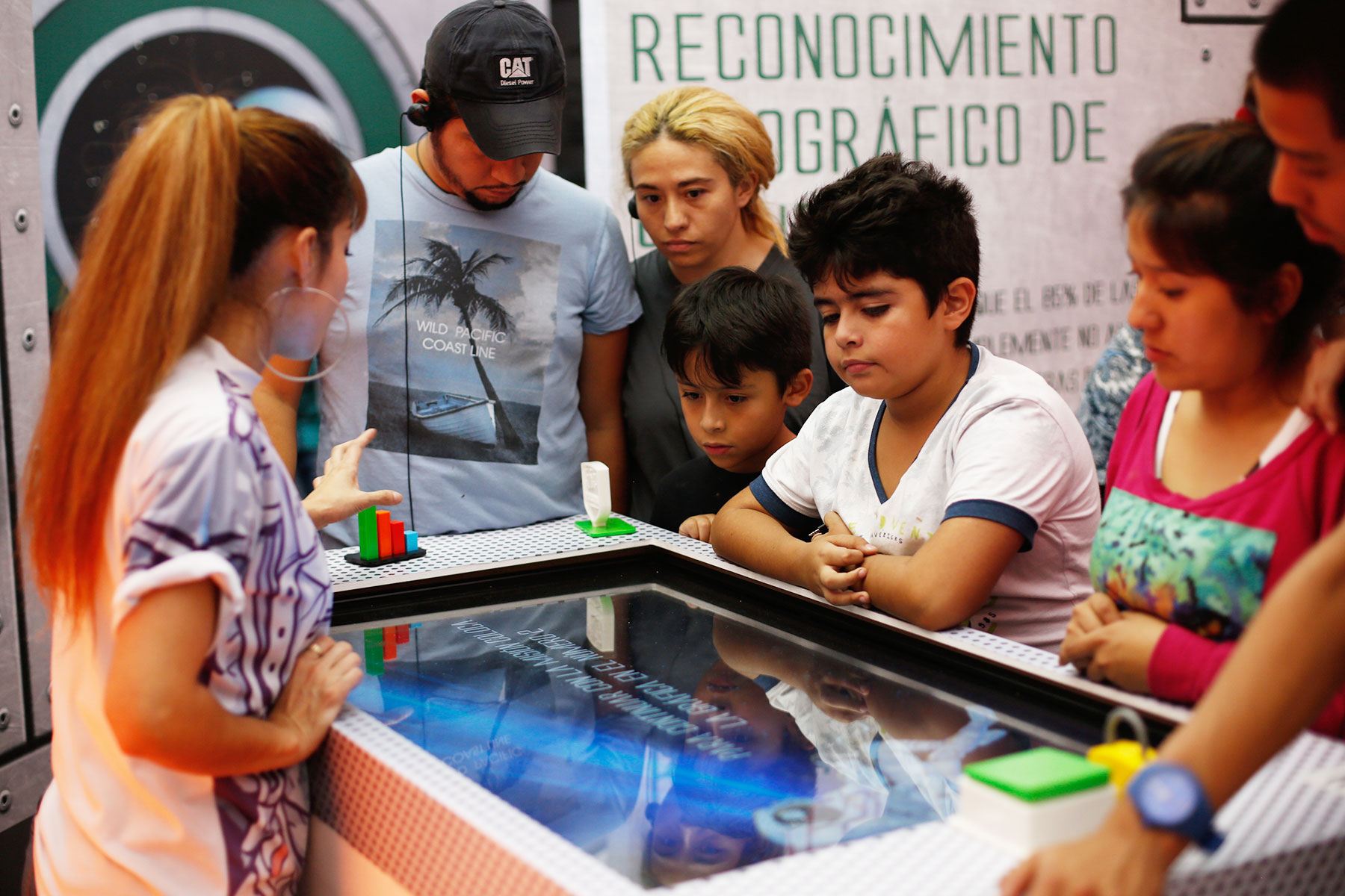 Niños aprendiendo sobre Ahorro Formal en el Hub Galáctico