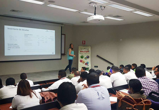 Foto taller empleados oficinas Banco Azteca