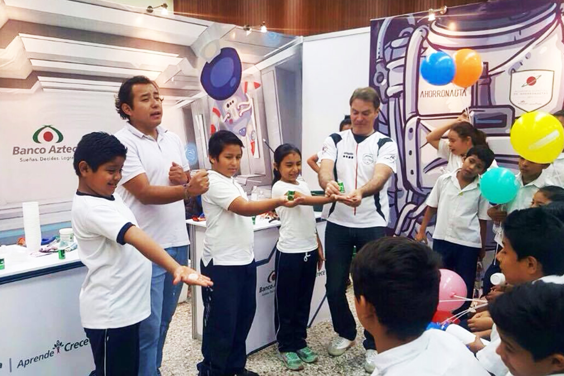 Niños aprendiendo Educación Financiera