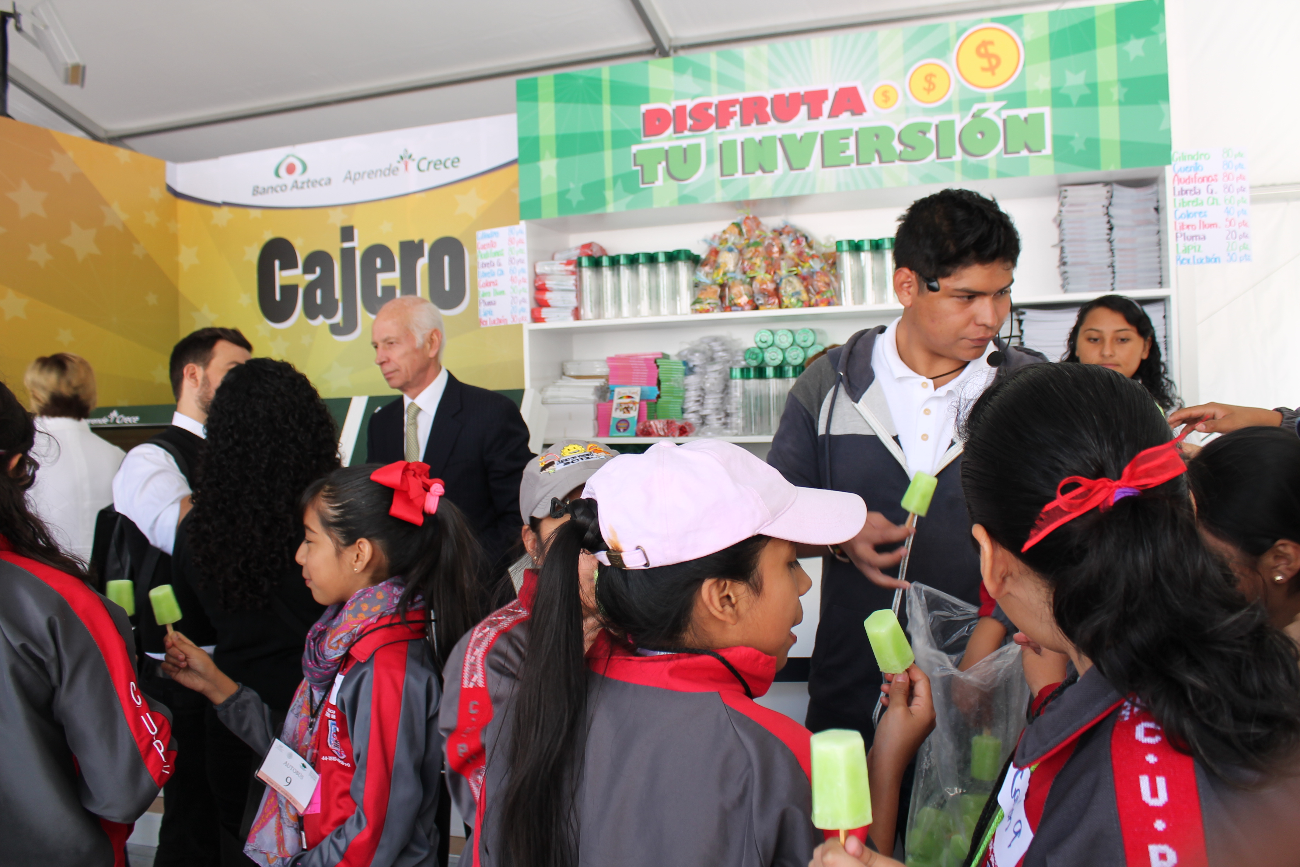 Niños disfrutando de las actividades en el stand de Banco Azteca