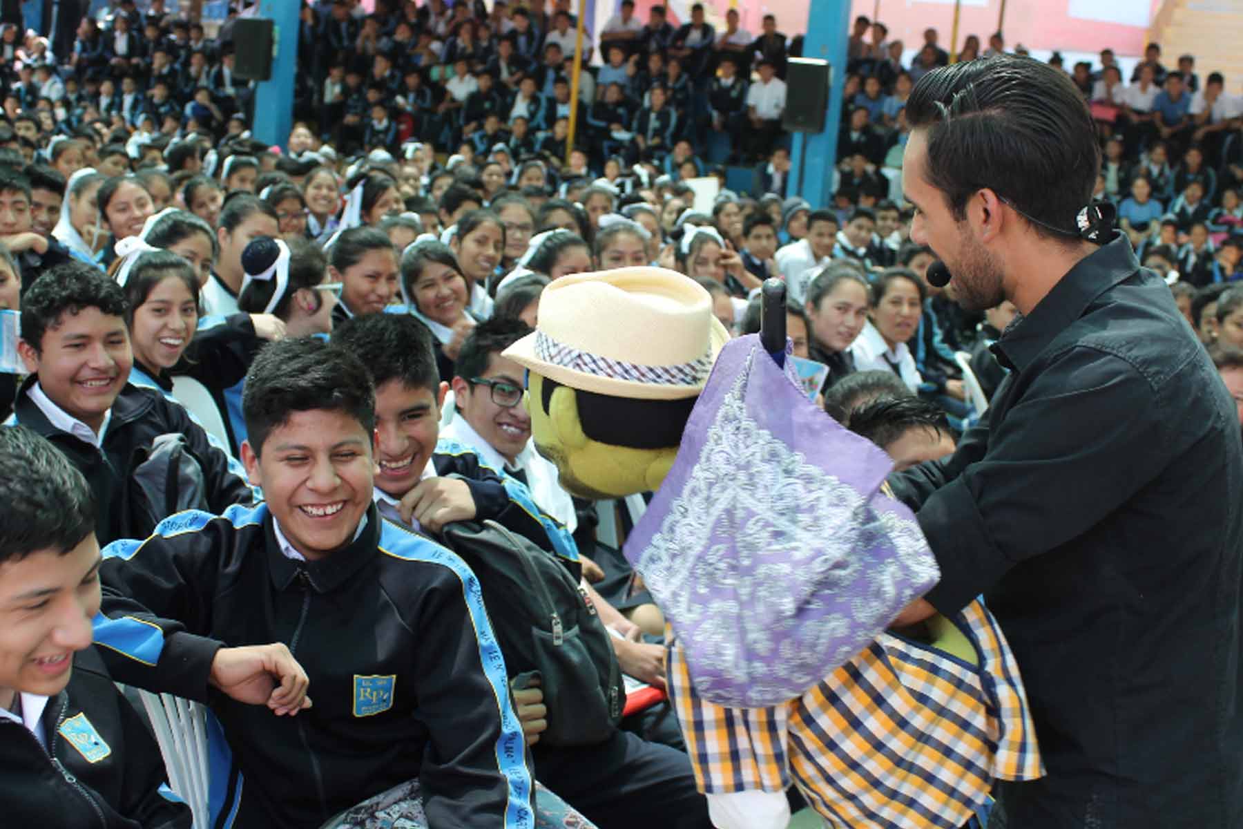Niños en interacción con los actores