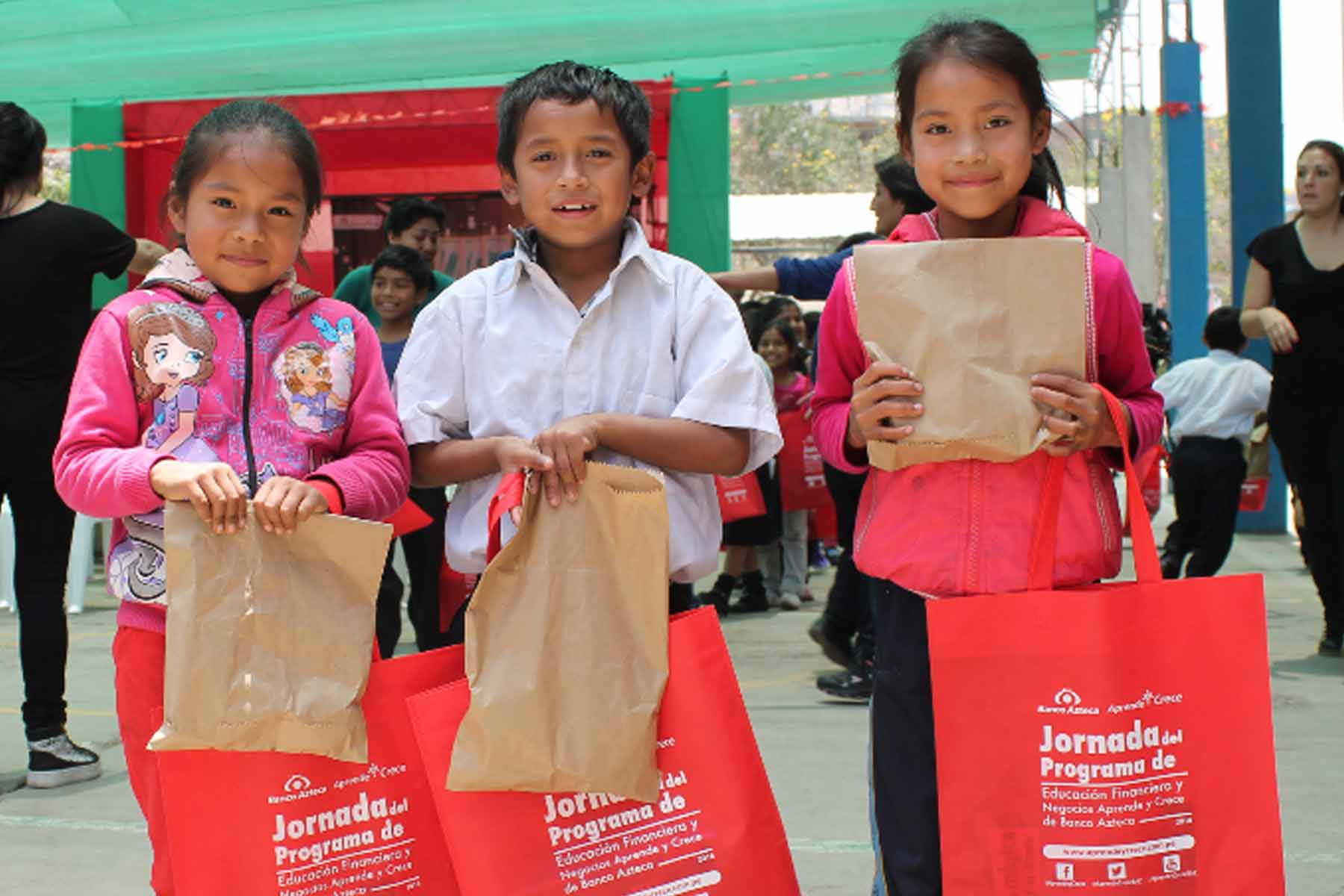 Niños con sus kits de regalo